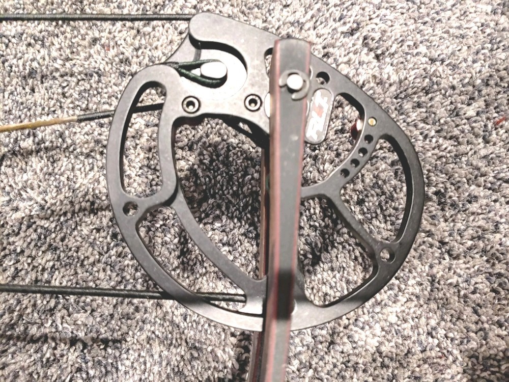 Hoyt Vector 32 RH Compound Bow Package 28in 60lbs.