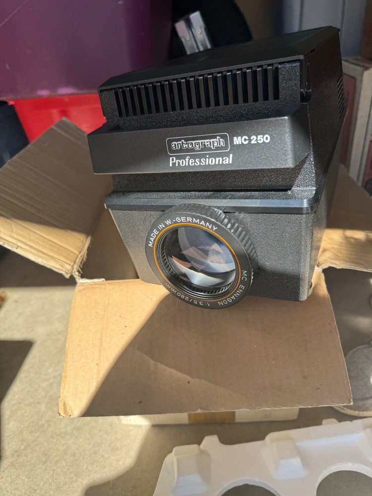 ag 100 versitile projector