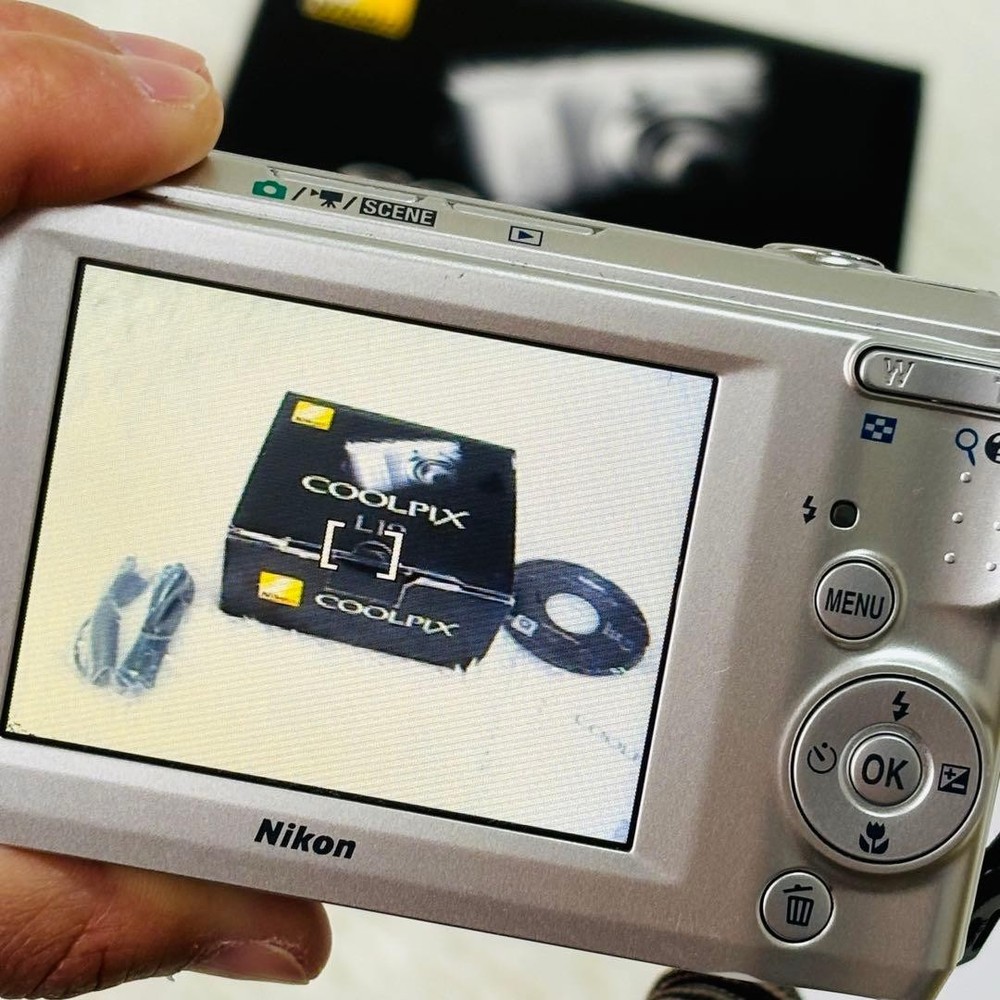 Nikon COOLPIX L19 Compact Digital Camera