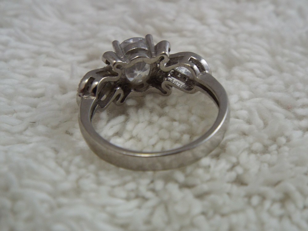 Silvertone Rhinestone Ring ~ Size 6.5 (C62)