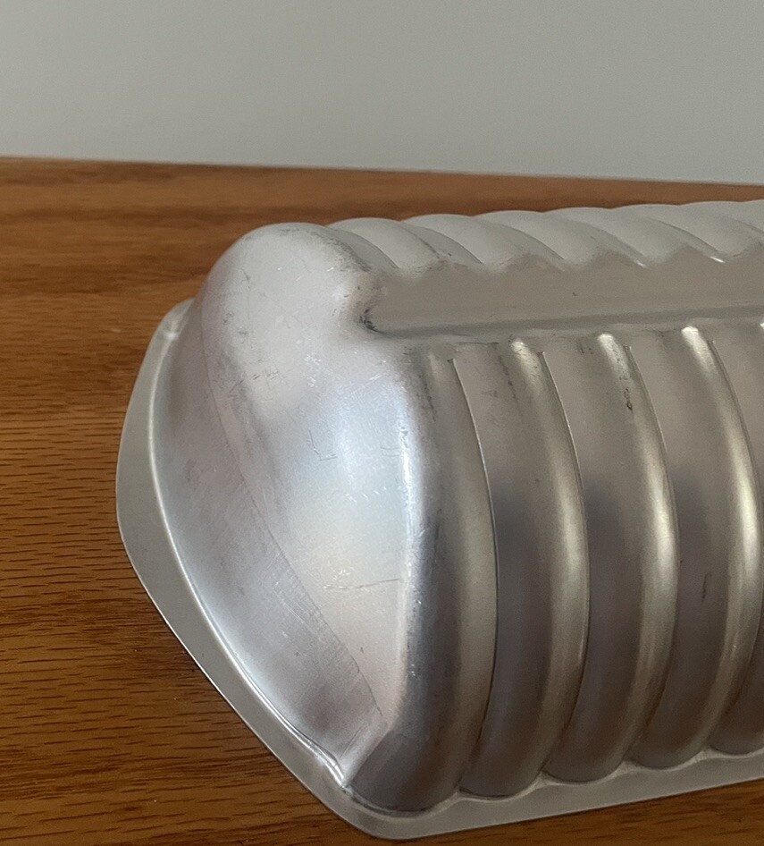 Scandinavian Scalloped Almond cake pan