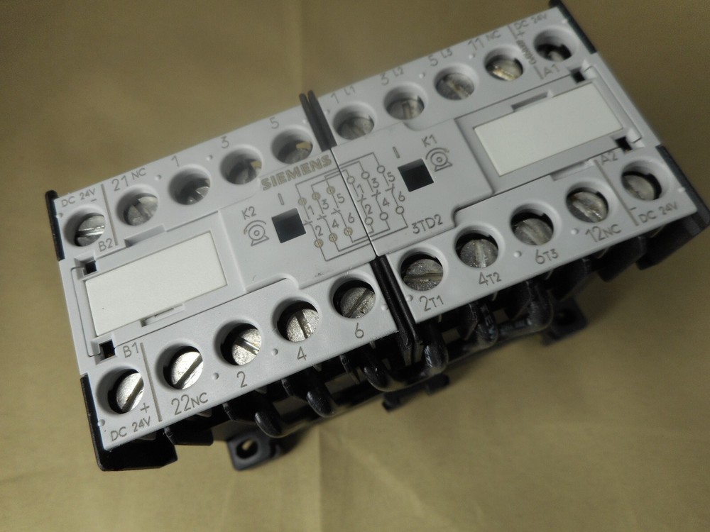SIEMENS 3TD2000-1BB4 reversing contactor (NIB)