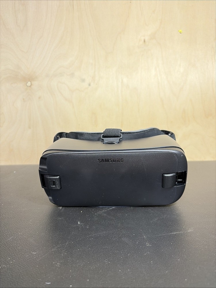 Samsung Gear VR SM-R324 VR Headset Only Powered by Oculus