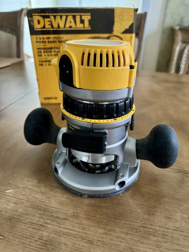 DeWalt DW616 1-3/4 HP Router – Powers On – See Notes
