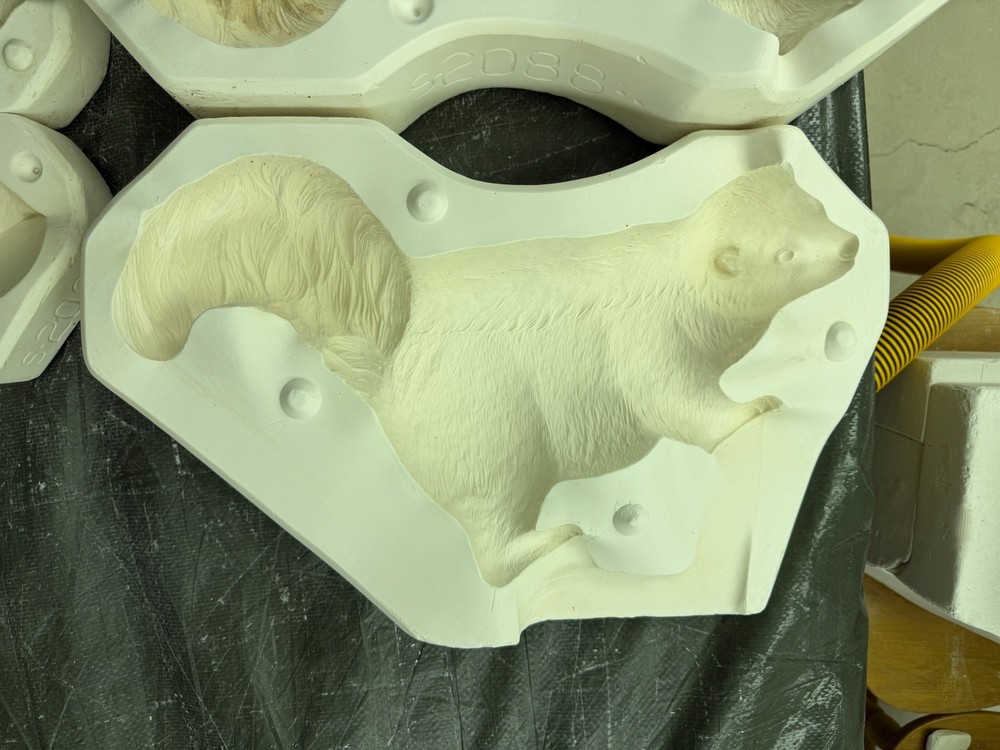 VINTAGE SCIOTO CERAMIC MOLD #S-2088 A & B LARGE SKUNK
