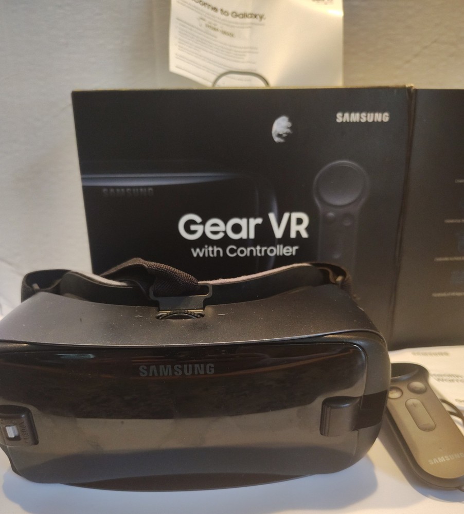 Samsung Gear VR with Controller Powered By Oculus