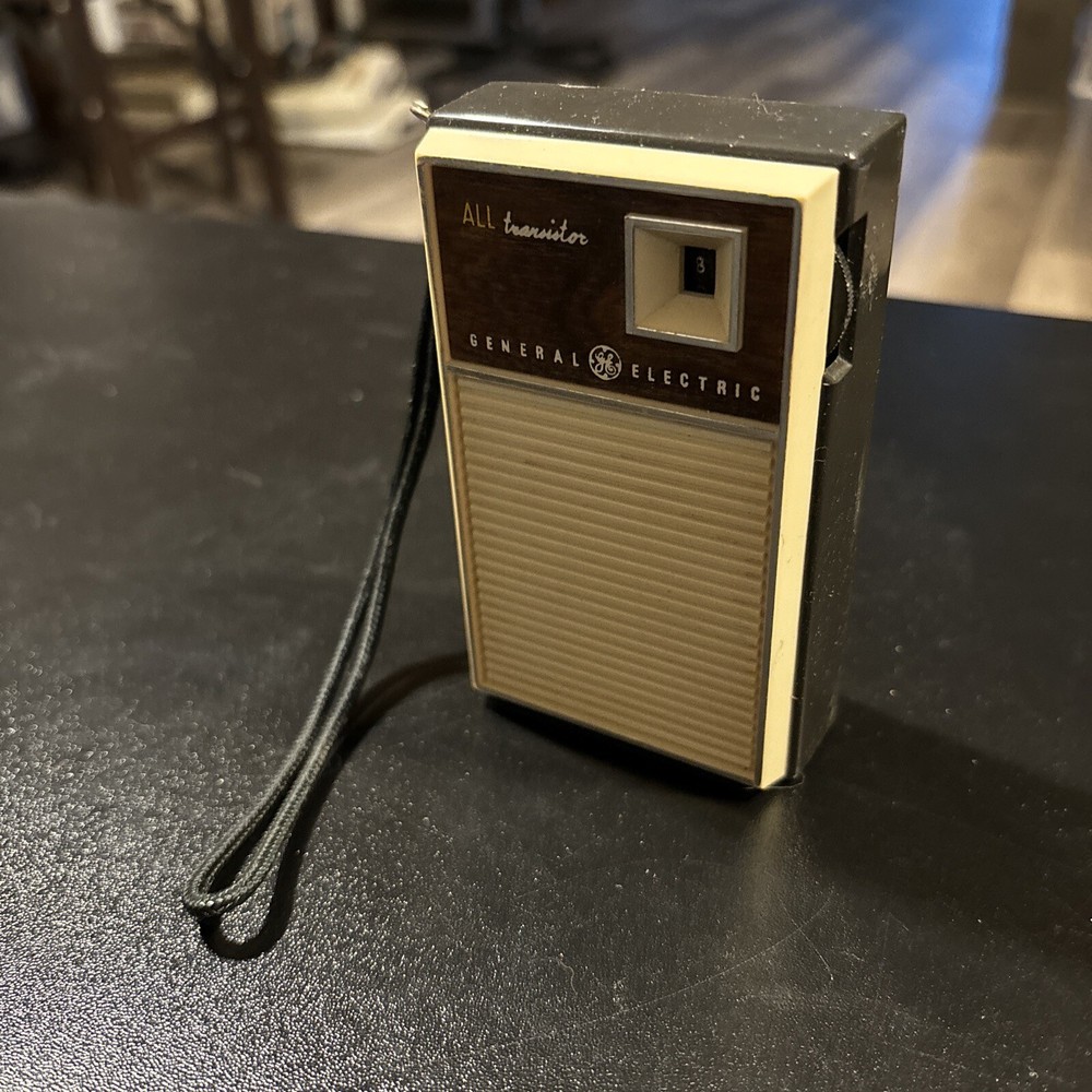 GENERAL ELECTRIC Transistor Radio - WORKS!  Great Shape