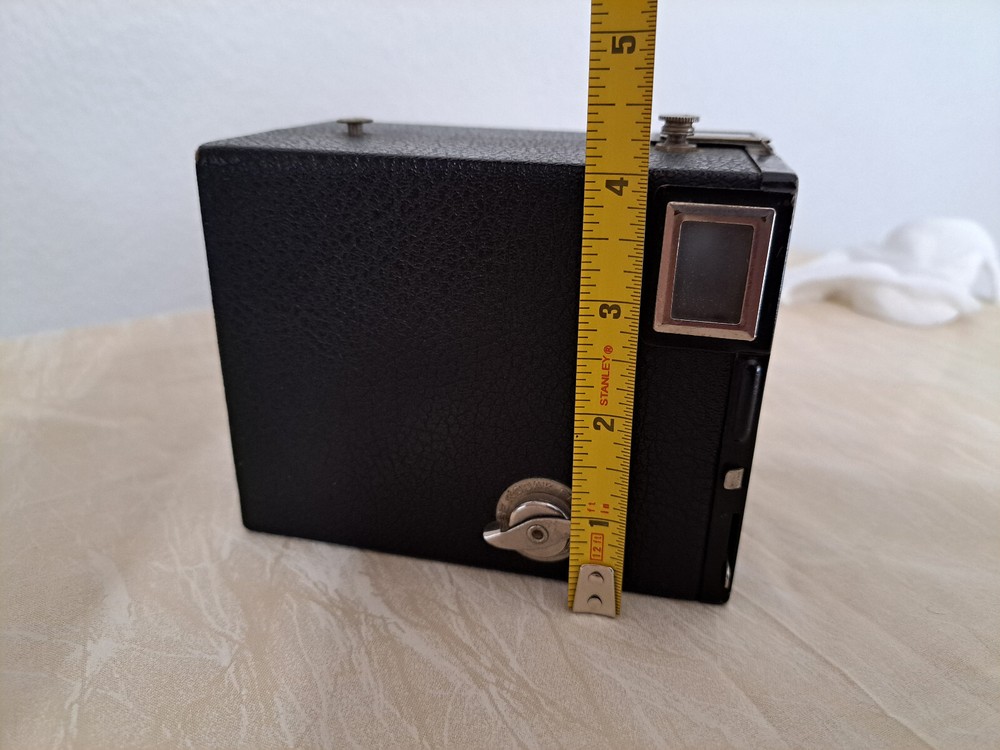 Kodak Six-20 Brownie Junior Box Camera- unable to get open.