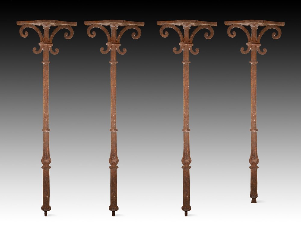 Four columns. Iron. 17th century