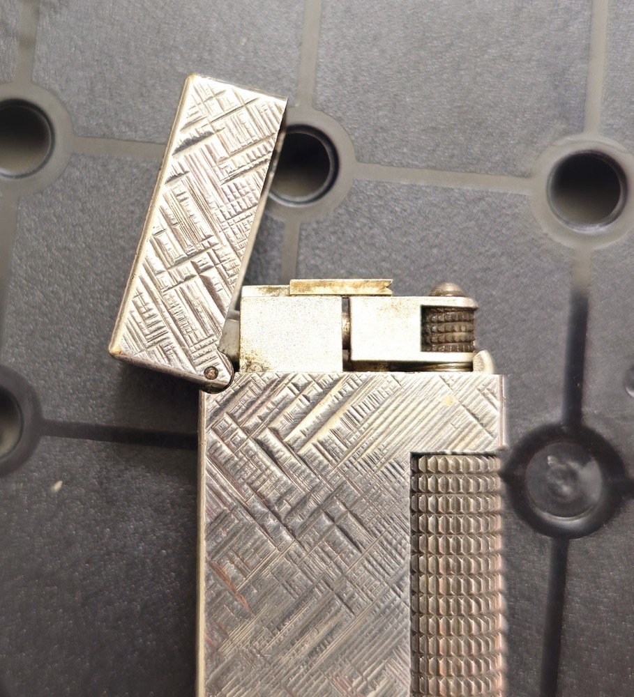 Dunhill Popular models roller gas lighter Made in Switzerland. Untested.
