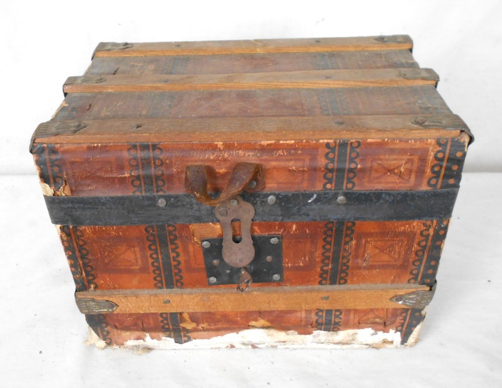 ANTIQUE VICTORIAN CHILD'S DOLL TRUNK