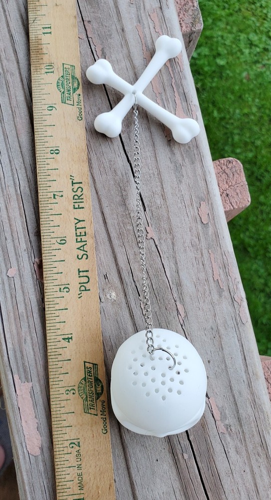 Skull & Crossbones Tea Infuser & Spoon Set Halloween Gift Spooky Kitchen Decor