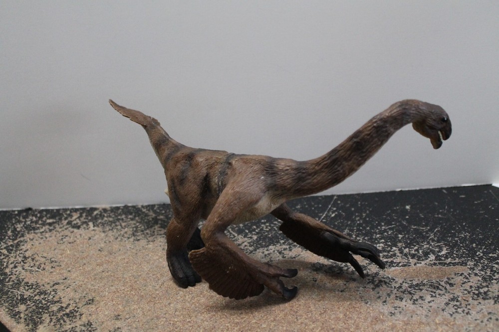 Therizinosaurus dinosaur 6" tall, 11" long