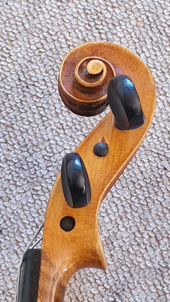 Beautiful old 3/4 Violin with a beautiful flamed back!