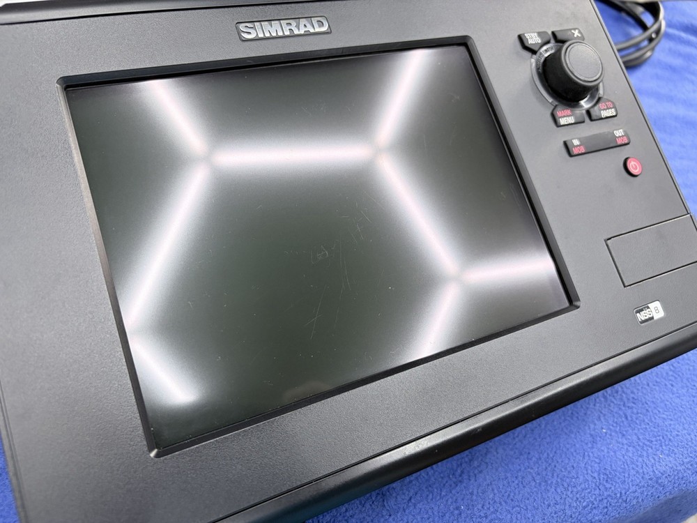 Simrad NSS 8 Sport GPS Chartplotter Sonar Multifunction Display W/ Cover