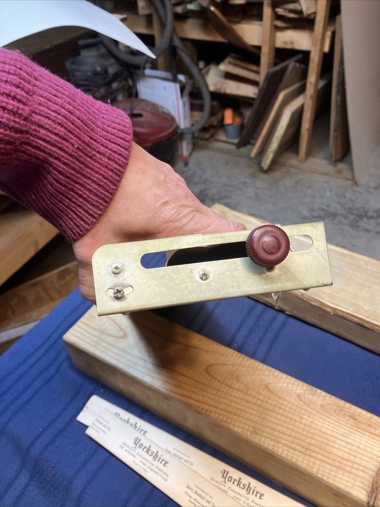 V Master Cigarette Maker, Roller