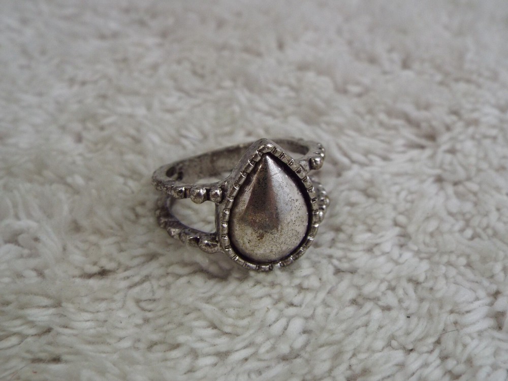 Silvertone Teardrop Ring ~ Size 8.5  (B30)