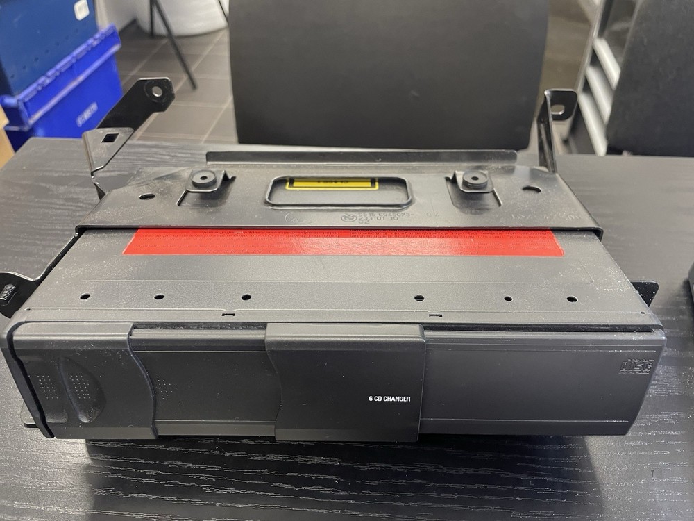 BMW E81 E87 E90 E91 E92 6-DISC CD CHANGER WITH MAGAZINE & BRACKET 9181326