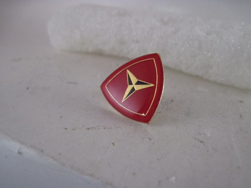 USMC   3 rd  Division    mint  pin (v632)