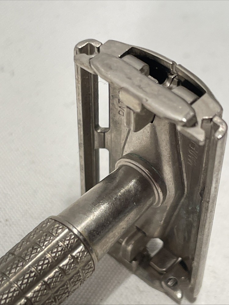 Vintage Gillette DE Razor Twist To Open, Made In England Code S