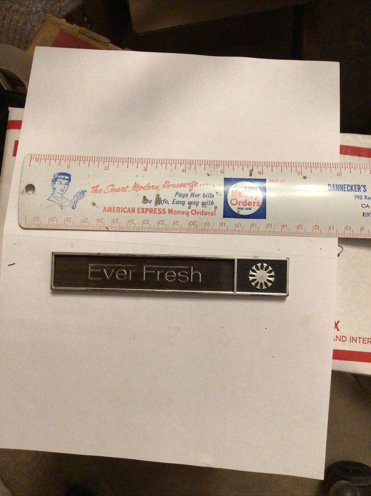 EVERFRESH REFRIGERATOR EMBLEM COLLECTIBLE . APPLIANCE . PLASTIC . OLD