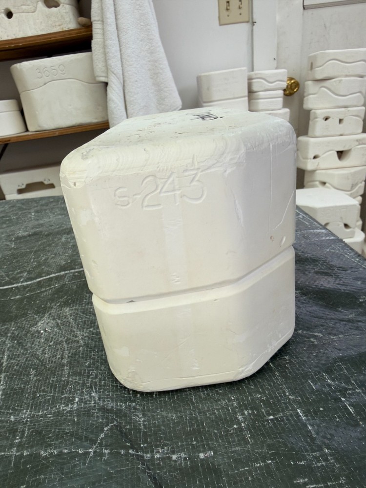 VINTAGE SCIOTO CERAMIC MOLD #S-243 ORANGES