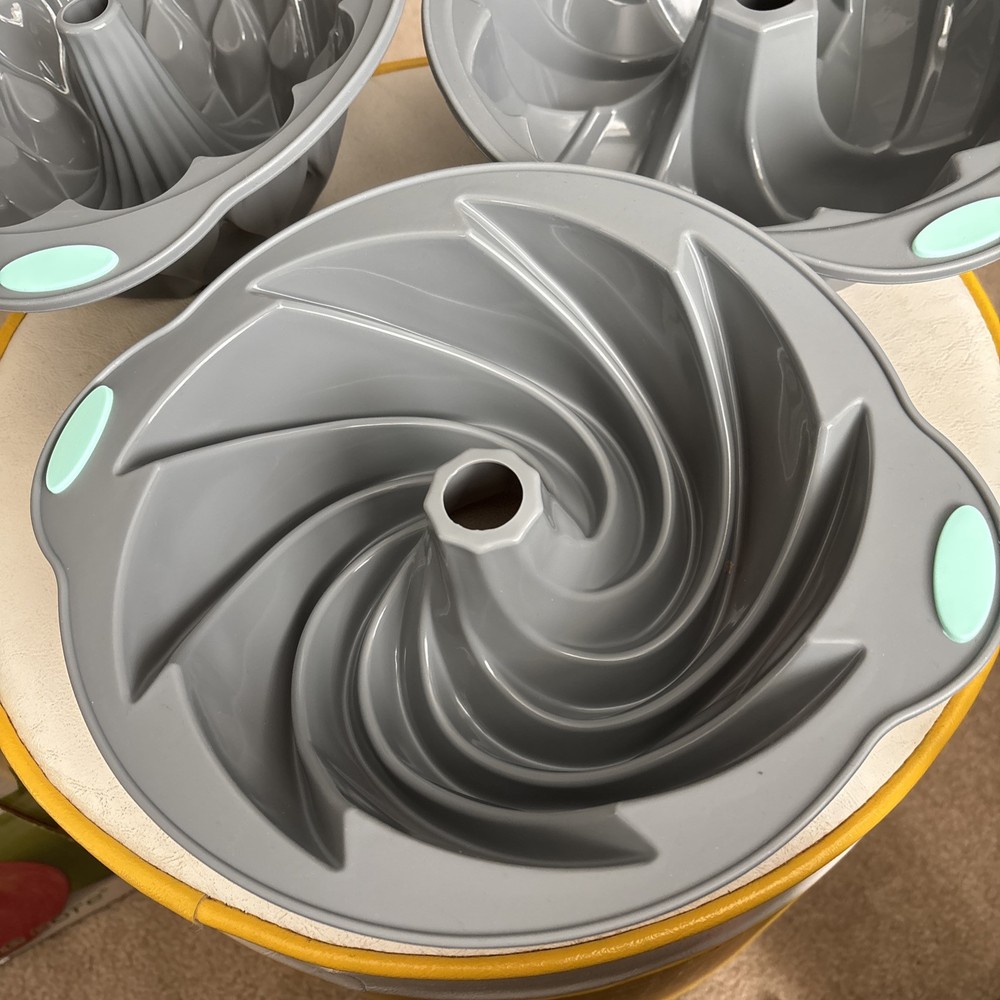 Silicone Bakeware Set - 6 Cake Molds Plus Measuring Cups & Spoons