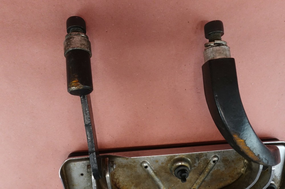 2000-2005 Harley Davidson Electra Glide RIGHT FRONT FOOT REST PEG STEP