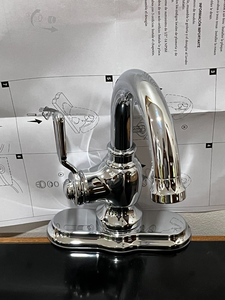 Single Handle Bathroom Faucet in Chrome Finish