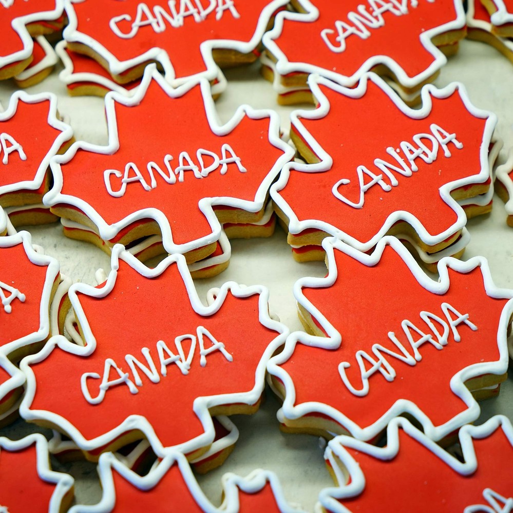 5 Piece Maple Leaf Cookie Cutter Set Stainless Steel Storage Tin Various Sizes