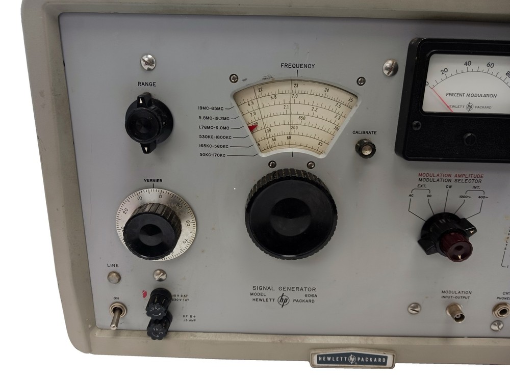 Hewlett Packard 606A Signal Generator - POWERS UP
