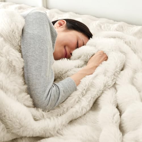 Iris Plaza Fluffy Blanket a two-layer lap blanket with a soft addictive feel