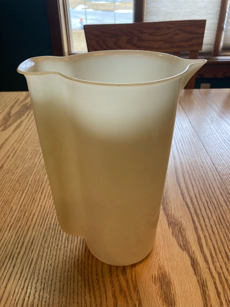 Vintage Tupperware 2 Quart Drink Pitcher 129-1
