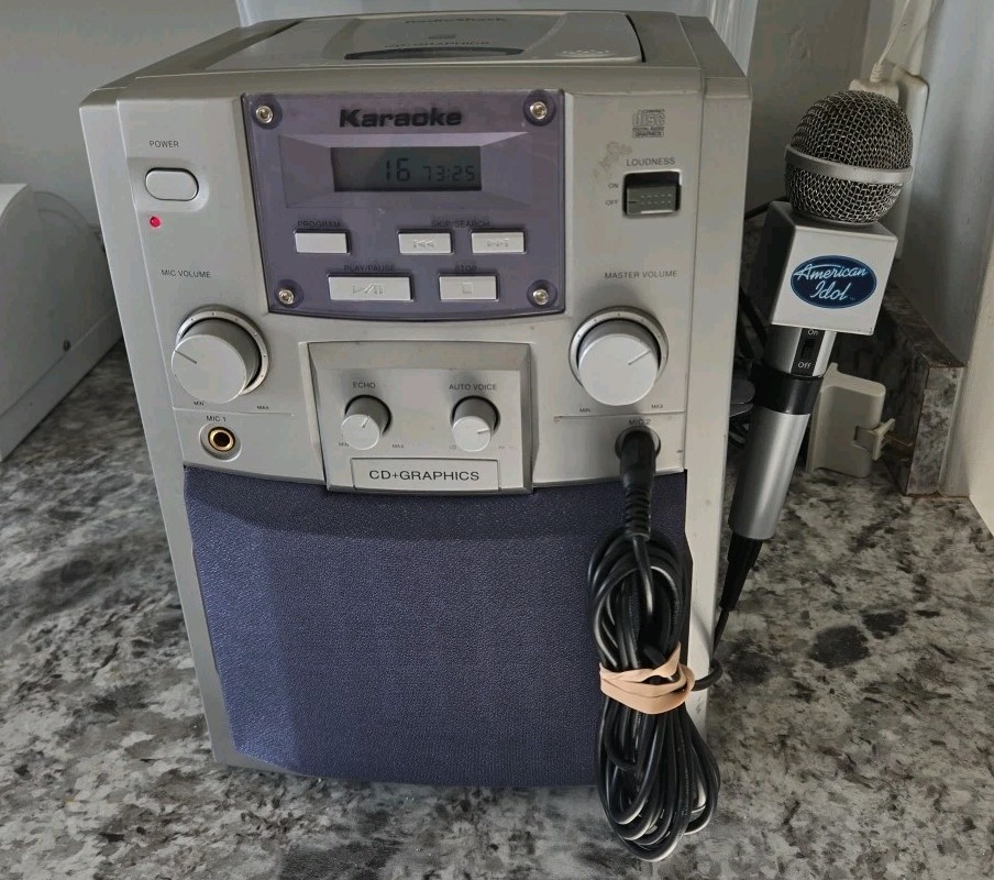 Radio Shack 32-1167 Karaoke Recorder CD + Graphics With Microphone Tested !