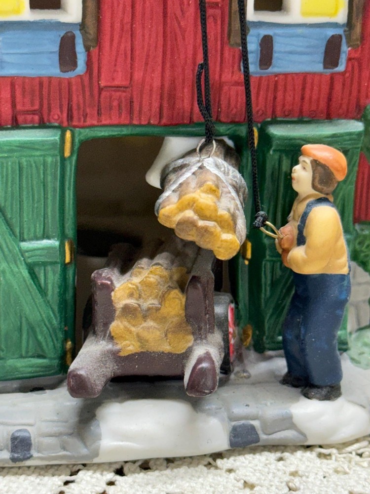 Dickens collectables towne series barn, 1998