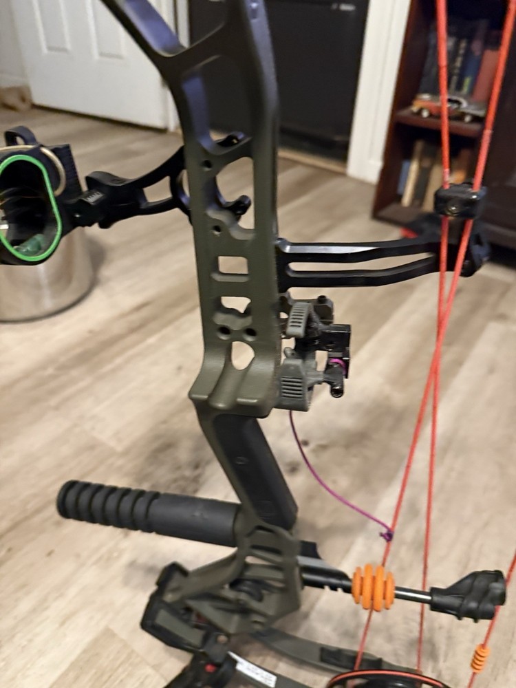 Bear Archery Escalate 70lbs Rt hand