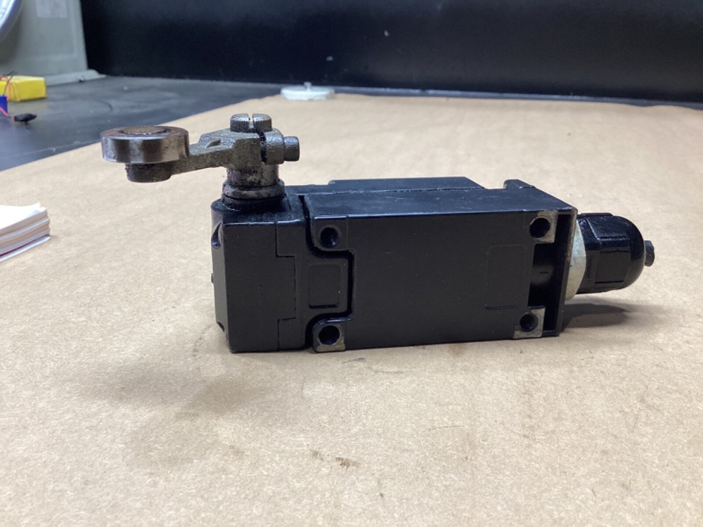 Square D AEQ2724 Limit Switch Class 9007 Series A #123L70