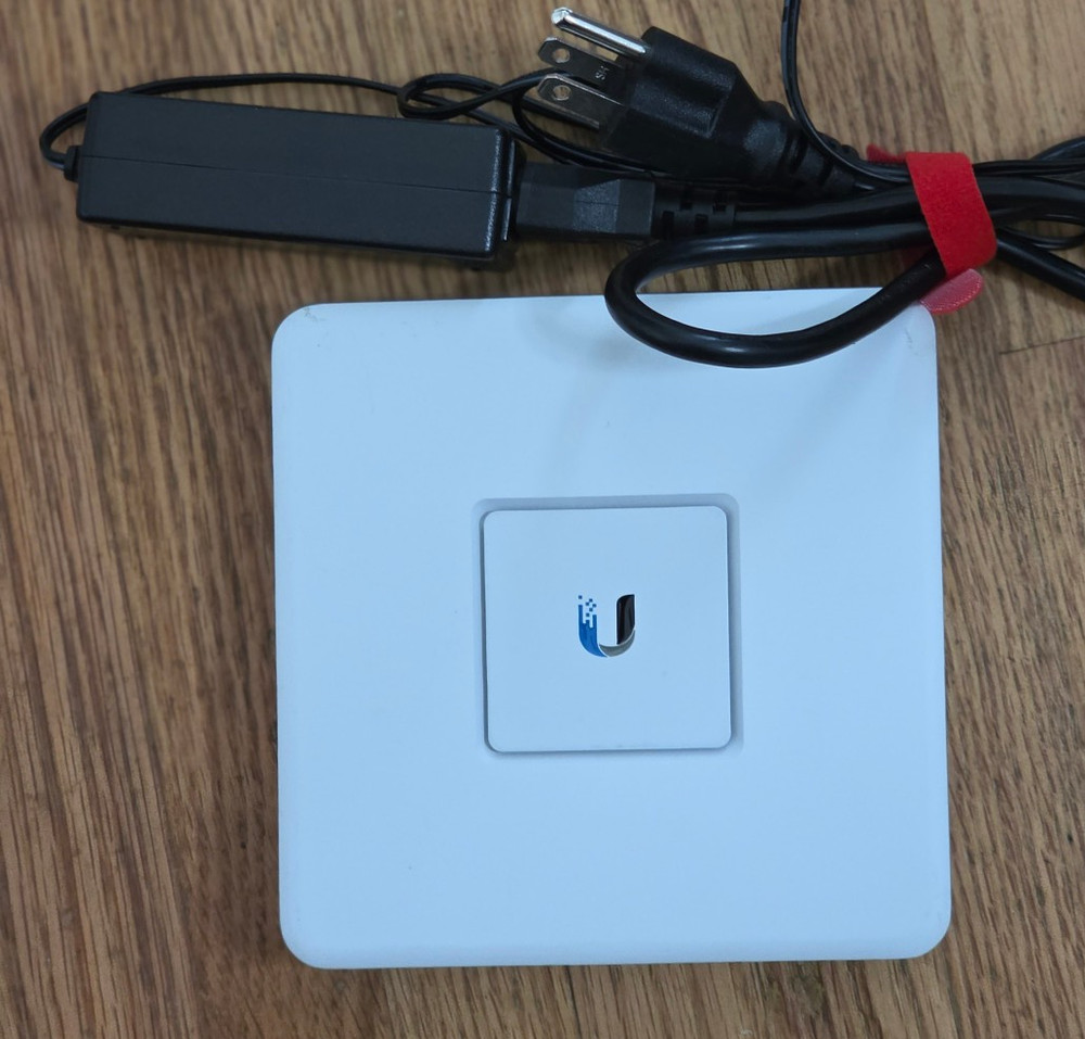 UniFi Security Gateway (USG) White Ubiquiti Networks