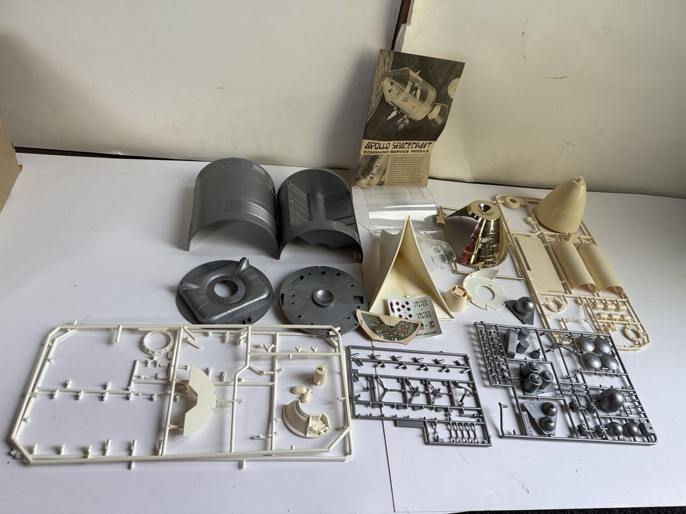Monogram Apollo Spacecraft 1/32 Model Kit 1970 Release