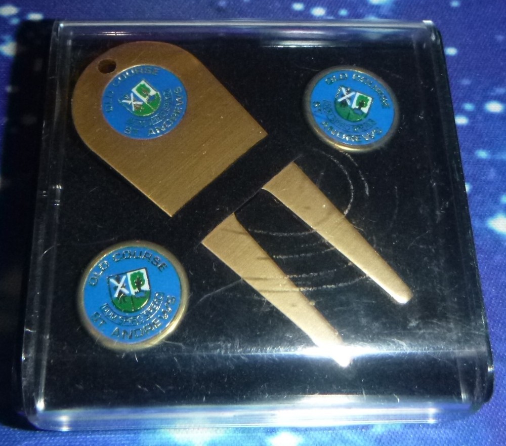 St. Andrews Old Course Sum Spiro Spero Marker Pitchfork Set
