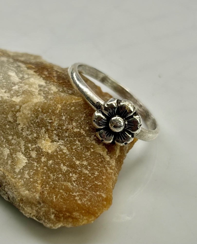 Daisy ring , Minimalist hand made fine silver 999.