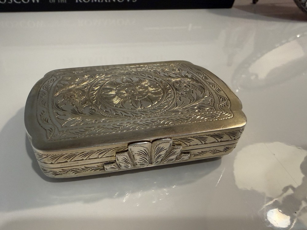 Antique silver gilt snuff box set with natural amethyst