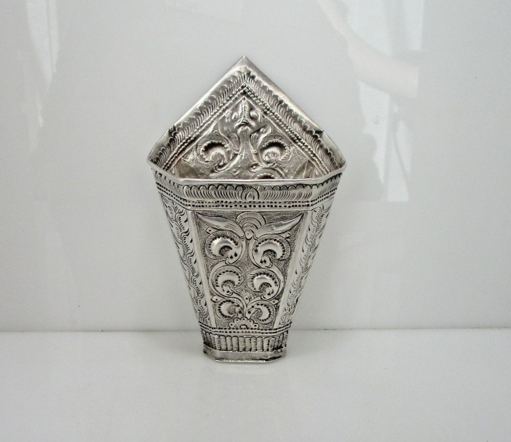 Antique Repousse Folder Betal Leaf Solid Silver Asia Thailand Small 4 Vase 43 gr