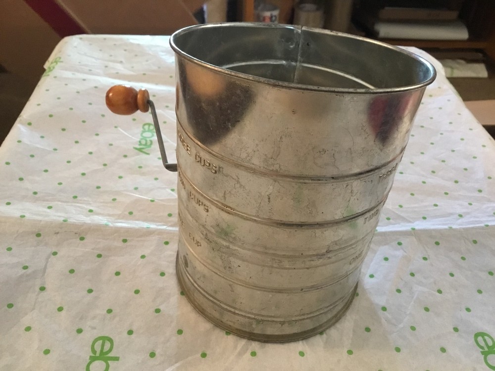 Hand crank 3 cup sifter