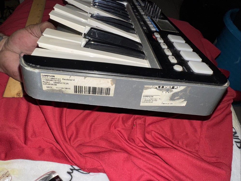 SAMSON GRAPHITE 25 (USB MIDI CONTROLLER KEYBOARD) (UNTESTED)