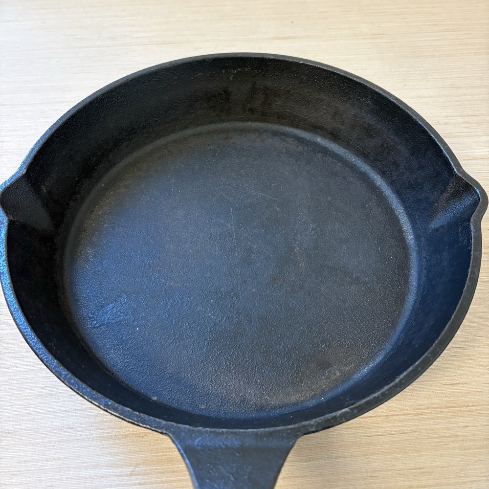 John Deere 10" Cast Iron Skillet Pan Logo Lightly Used