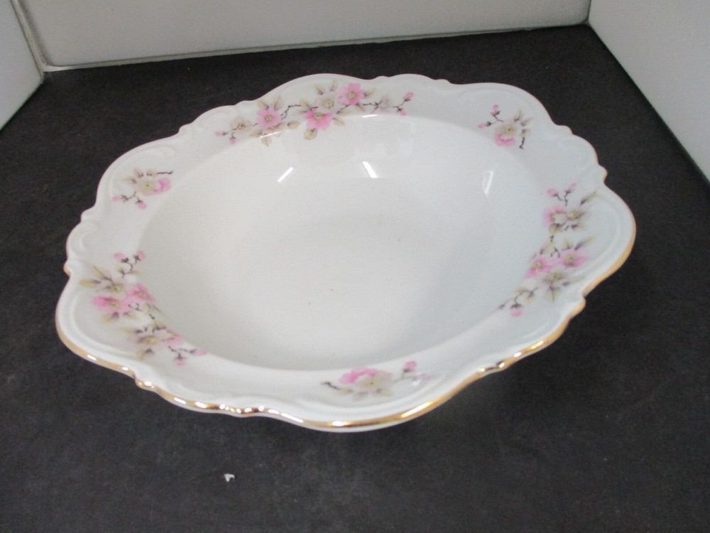 PATTERN SPRINGTIME BY MITTERTEICH ONE 9 1/2 INCH VEGETABLE BOWL MINT