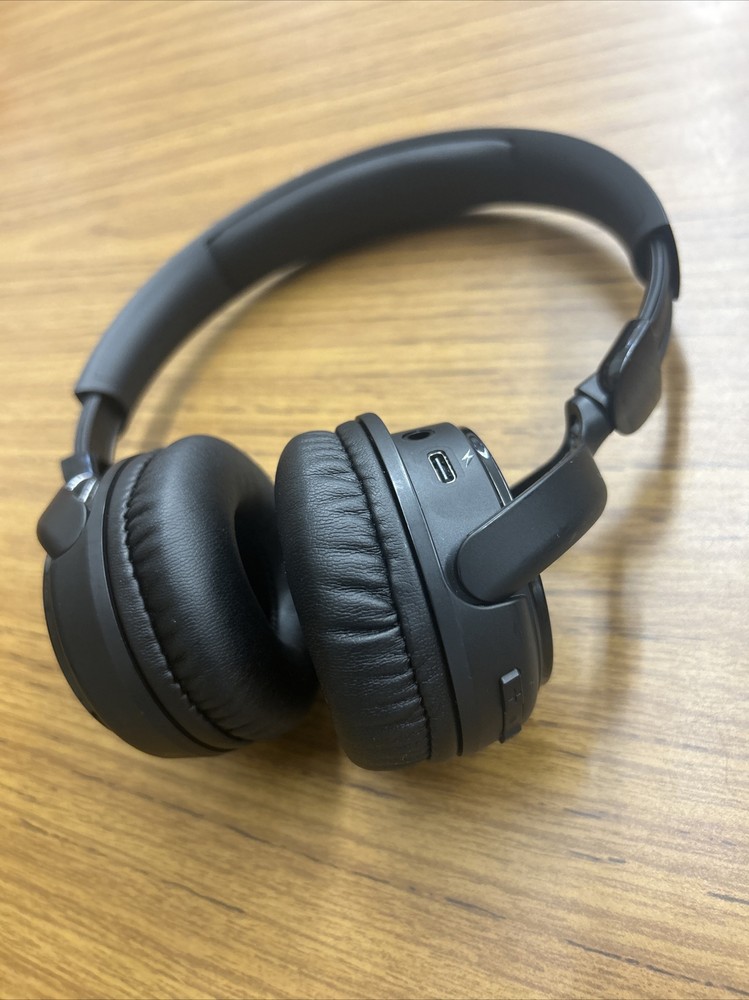 It’s a Bluetooth Wireless Headphone, With A Built Microphone Volume And Pause.