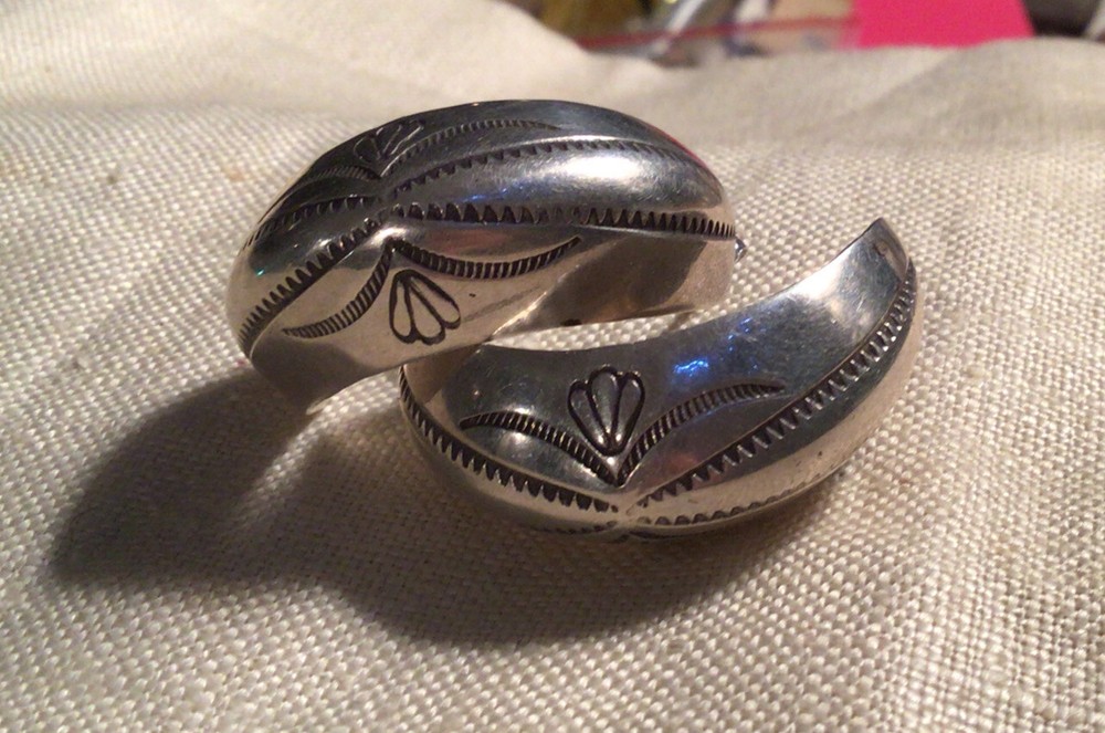 Vintage Southwest 1/2 Hoops Embossed Design 10 Gr