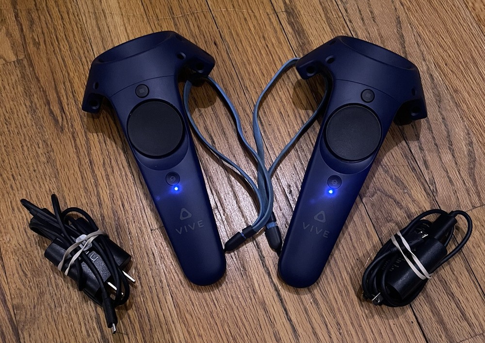 🔥 2x HTC Vive 2.0 Blue Controllers for Vive Pro + Chargers🔥